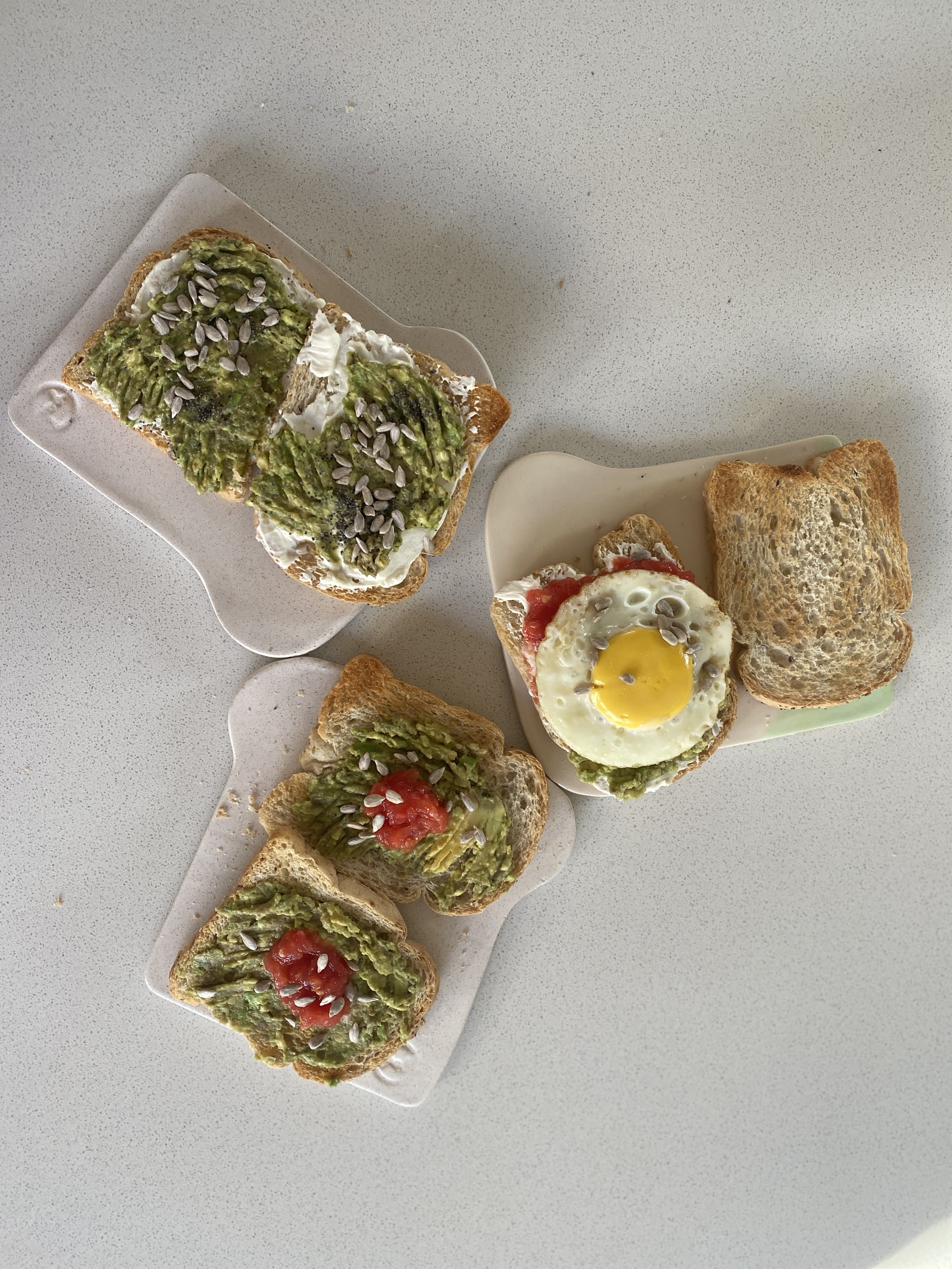 Tostadas de pan integral con palta en presentación de confitería