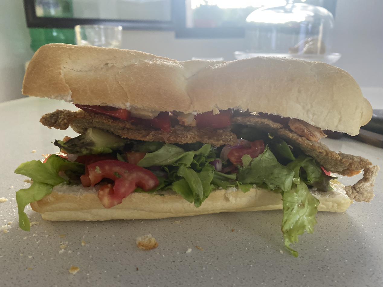 Sándwich con pan de campo y relleno generoso en mostrador
