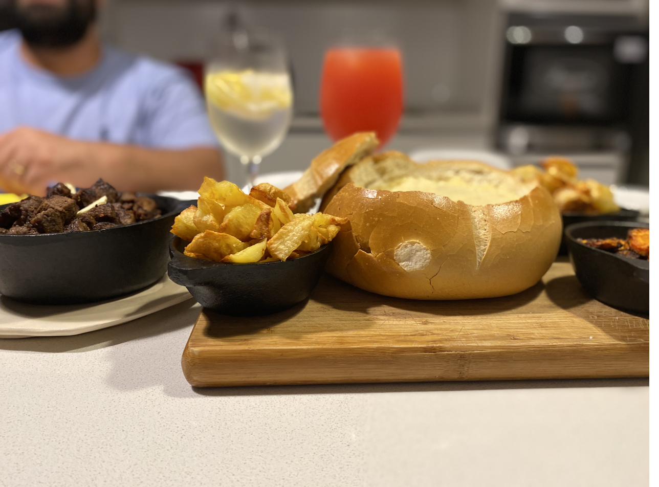 Bowl de pan en mesa de restaurante con cocina profesional de fondo